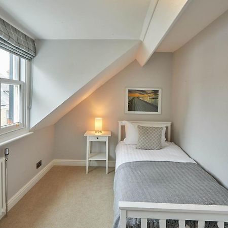 Host & Stay - Henderson House Уитби Екстериор снимка