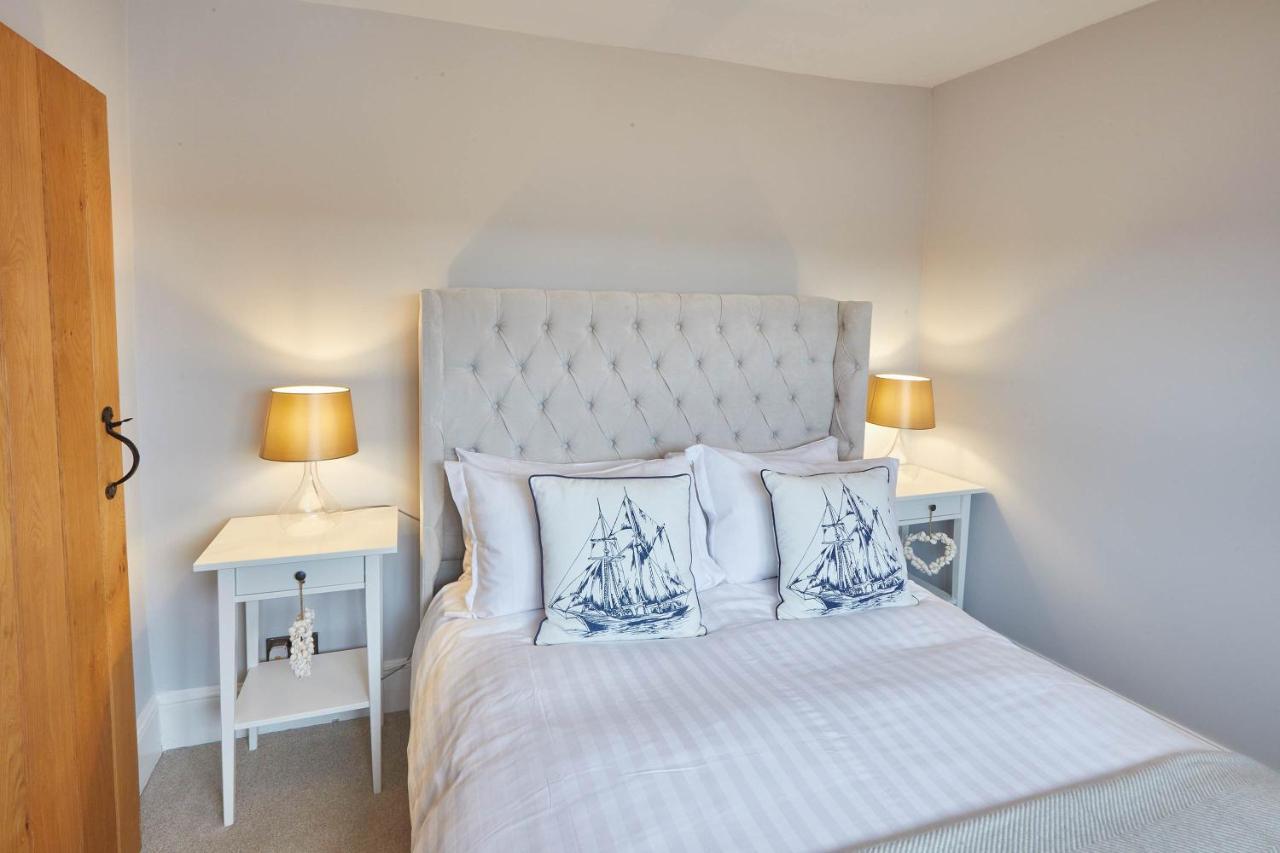 Host & Stay - Henderson House Уитби Екстериор снимка
