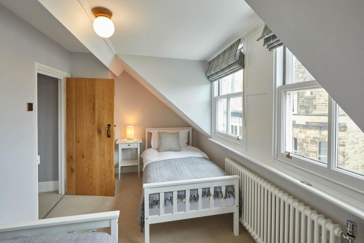 Host & Stay - Henderson House Уитби Екстериор снимка