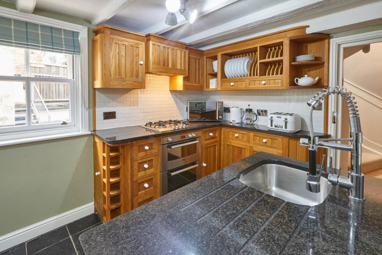 Host & Stay - Henderson House Уитби Екстериор снимка