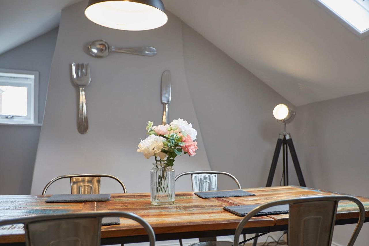 Host & Stay - Henderson House Уитби Екстериор снимка