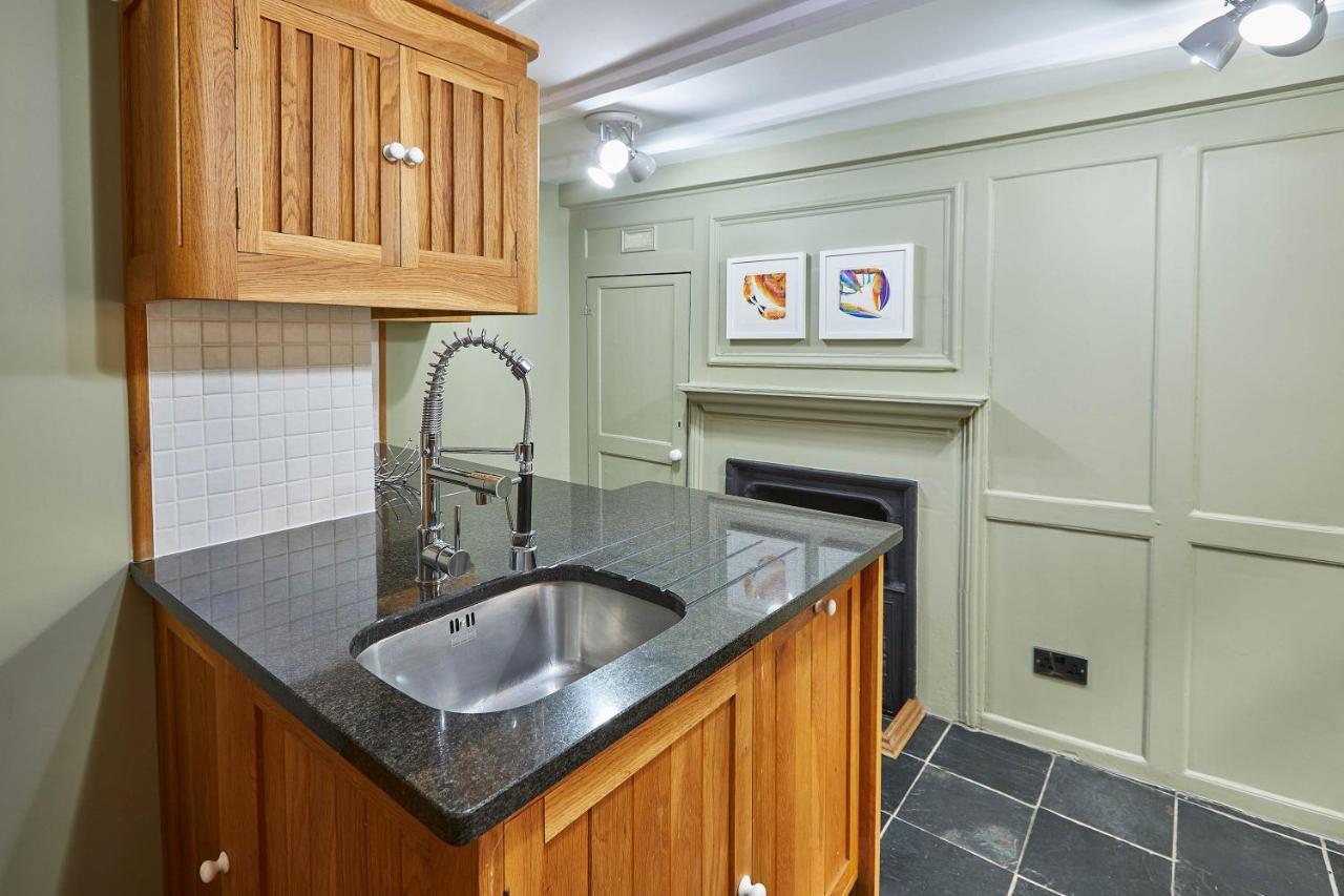 Host & Stay - Henderson House Уитби Екстериор снимка